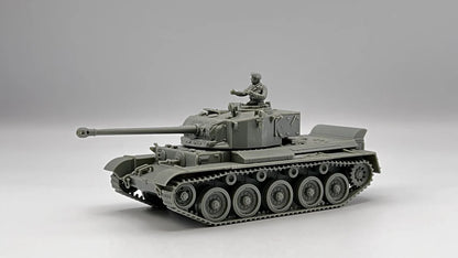 Rubicon Models 280094 A34 Comet – niezłożony model plastikowy 1/56 28mm widok z przodu-boku: szary plastik, armata 77mm HV, wieża z otwartym włazem dowódcy, figurka załogi Commonwealth, gąsienice z pełnymi ogniwami, błotniki, szare tło, Bolt Action