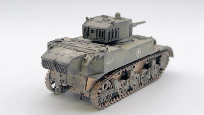 Rubicon Models 280023 M5A1 Stuart Recce – zmontowany i pomalowany model plastikowy 1/56 28mm widok z boku-przodu: amerykański lekki czołg M5A1 Stuart Recce (bez wieży, z pierścieniem MG) w oliwkowej zieleni z białą gwiazdą i numerem USA 3013813 na kadłubie, gąsienice stalowe z weatheringiem, białe tło, Bolt Action