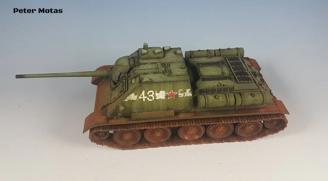 Rubicon Models 280034 SU-85 – zmontowany i pomalowany model plastikowy 1/56 28mm widok z boku-przodu: radzieckie działo samobiezne SU-85 w oliwkowej zieleni z numerem 43 i czerwoną gwiazdą na kadłubie, armata 85mm D-5T, właz otwarty, gąsienice stalowe z weatheringiem, szare tło, Bolt Action