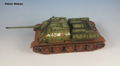 Rubicon Models 280034 SU-85 – zmontowany i pomalowany model plastikowy 1/56 28mm widok z boku-przodu: radzieckie działo samobiezne SU-85 w oliwkowej zieleni z numerem 43 i czerwoną gwiazdą na kadłubie, armata 85mm D-5T, właz otwarty, gąsienice stalowe z weatheringiem, szare tło, Bolt Action