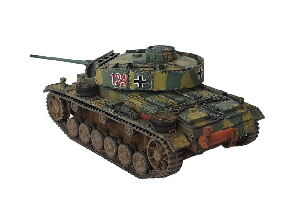 Rubicon Models 280092 Panzer III Ausf. H/J/L/M/N – zmontowany i pomalowany model plastikowy 1/56 28mm widok z tyłu-boku: PzKpfw III w trójkolorowym kamuflażu (piaskowy, zielony, brązowy) z czerwonym numerem 124 i krzyżem żelaznym na wieży, Schürzen boczne, tylna część kadłuba z hakami holowniczymi, gąsienice z weatheringiem, białe tło, Bolt Action