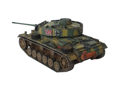 Rubicon Models 280092 Panzer III Ausf. H/J/L/M/N – zmontowany i pomalowany model plastikowy 1/56 28mm widok z tyłu-boku: PzKpfw III w trójkolorowym kamuflażu (piaskowy, zielony, brązowy) z czerwonym numerem 124 i krzyżem żelaznym na wieży, Schürzen boczne, tylna część kadłuba z hakami holowniczymi, gąsienice z weatheringiem, białe tło, Bolt Action