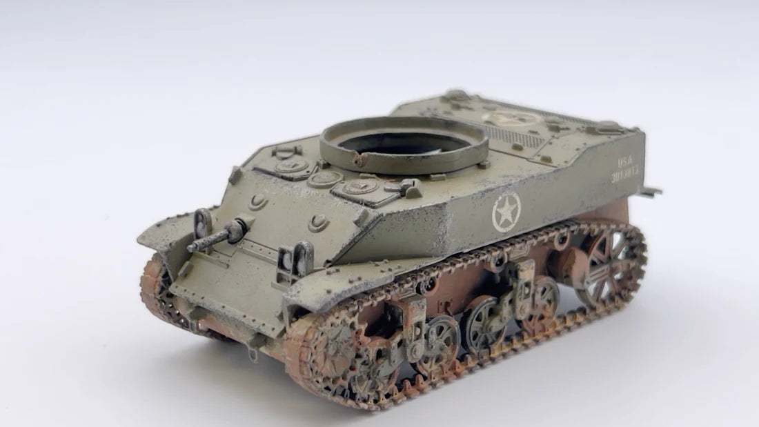 Rubicon Models 280023 M5A1 Stuart Recce – zmontowany i pomalowany model plastikowy 1/56 28mm widok z boku: amerykański lekki czołg M5A1 Stuart Recce (bez wieży, z pierścieniem MG) w oliwkowej zieleni z białą gwiazdą i numerem USA 3013813 na kadłubie, gąsienice stalowe z weatheringiem, białe tło, Bolt Action