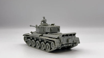 Rubicon Models 280094 A34 Comet – niezłożony model plastikowy 1/56 28mm widok z tyłu-boku: szary plastik, wieża z figurką załogi Commonwealth, tylna część kadłuba z kratami wylotu powietrza i hakami holowniczymi, gąsienice z pełnymi ogniwami, szare tło, Bolt Action