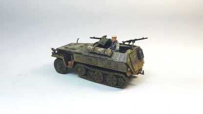 Rubicon Models 280038 SdKfz 250/1 Neu – zmontowany i pomalowany model plastikowy 1/56 28mm widok z boku-przodu: transporter opancerzony w oliwkowym kamuflażu z numerem 222 i krzyżem żelaznym na kadłubie, figurka strzelca przy MG 34 i MG 34 z tyłu, gąsienice stalowe, koła przednie, białe tło, Bolt Action