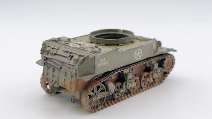 Rubicon Models 280023 M5A1 Stuart Recce – zmontowany i pomalowany model plastikowy 1/56 28mm widok z tyłu-boku: amerykański lekki czołg M5A1 Stuart Recce (bez wieży, z pierścieniem MG) w oliwkowej zieleni z białą gwiazdą i numerem USA 3013813 na kadłubie, holuje przyczepę w oliwkowej zieleni, gąsienice stalowe z weatheringiem, białe tło, Bolt Action