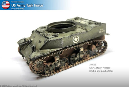 Rubicon Models 280023 M5A1 Stuart – zmontowany i pomalowany model plastikowy 1/56 28mm widok z boku-przodu: amerykański lekki czołg M5A1 Stuart w oliwkowej zieleni z białą gwiazdą i numerem USA 3013813 na kadłubie, armata 37mm M6, właz otwarty, gąsienice stalowe z weatheringiem, białe tło, Bolt Action, US Army Task Force by Steve Perry