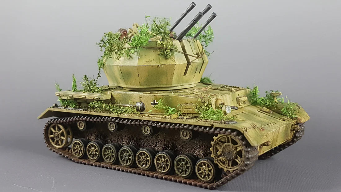 Flakpanzer IV Wirbelwind – widok z boku, pomalowany model Dunkelgelb z zielenią maskującą, 4 lufy skierowane w górę 28mm