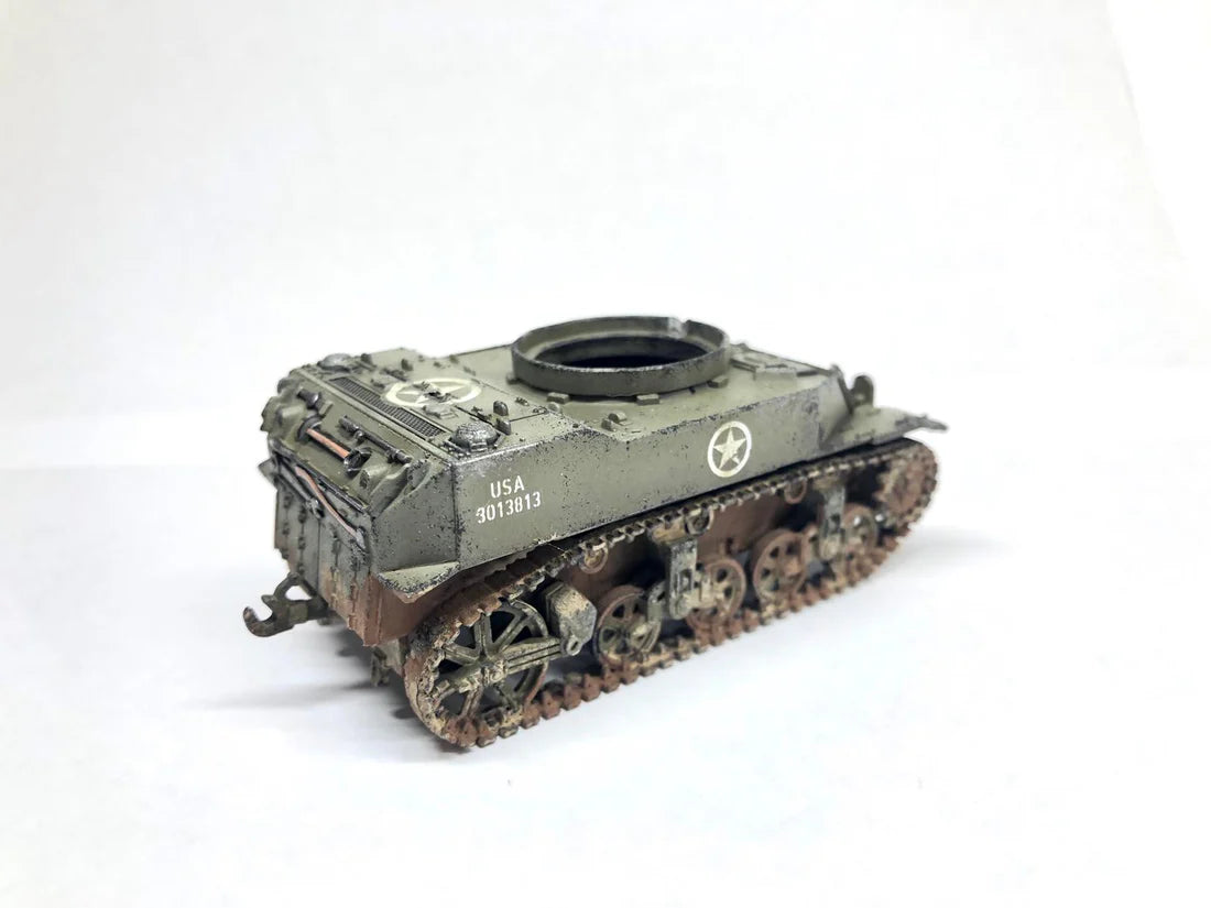 Rubicon Models 280023 M5A1 Stuart – zmontowany i pomalowany model plastikowy 1/56 28mm widok z boku: amerykański lekki czołg M5A1 Stuart w oliwkowej zieleni z białą gwiazdą i numerem USA 3013813 na kadłubie, armata 37mm M6, właz otwarty, gąsienice stalowe z weatheringiem, białe tło, Bolt Action