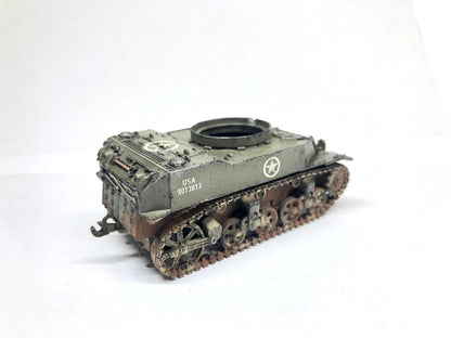 Rubicon Models 280023 M5A1 Stuart – zmontowany i pomalowany model plastikowy 1/56 28mm widok z boku: amerykański lekki czołg M5A1 Stuart w oliwkowej zieleni z białą gwiazdą i numerem USA 3013813 na kadłubie, armata 37mm M6, właz otwarty, gąsienice stalowe z weatheringiem, białe tło, Bolt Action
