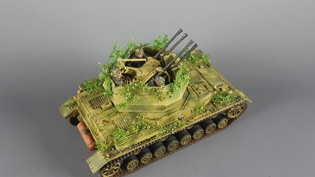 Flakpanzer IV Wirbelwind – widok z tyłu-góry, figurki załogi w otwartej wieży, kamuflaż zielony 28mm Bolt Action