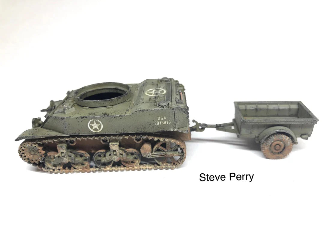 Rubicon Models 280023 M5A1 Stuart – zmontowany i pomalowany model plastikowy 1/56 28mm widok z tyłu-boku: amerykański lekki czołg M5A1 Stuart w oliwkowej zieleni z białą gwiazdą i numerem USA 3013813 na kadłubie, armata 37mm M6, gąsienice stalowe z weatheringiem, białe tło, Bolt Action