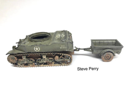 Rubicon Models 280023 M5A1 Stuart – zmontowany i pomalowany model plastikowy 1/56 28mm widok z tyłu-boku: amerykański lekki czołg M5A1 Stuart w oliwkowej zieleni z białą gwiazdą i numerem USA 3013813 na kadłubie, armata 37mm M6, gąsienice stalowe z weatheringiem, białe tło, Bolt Action