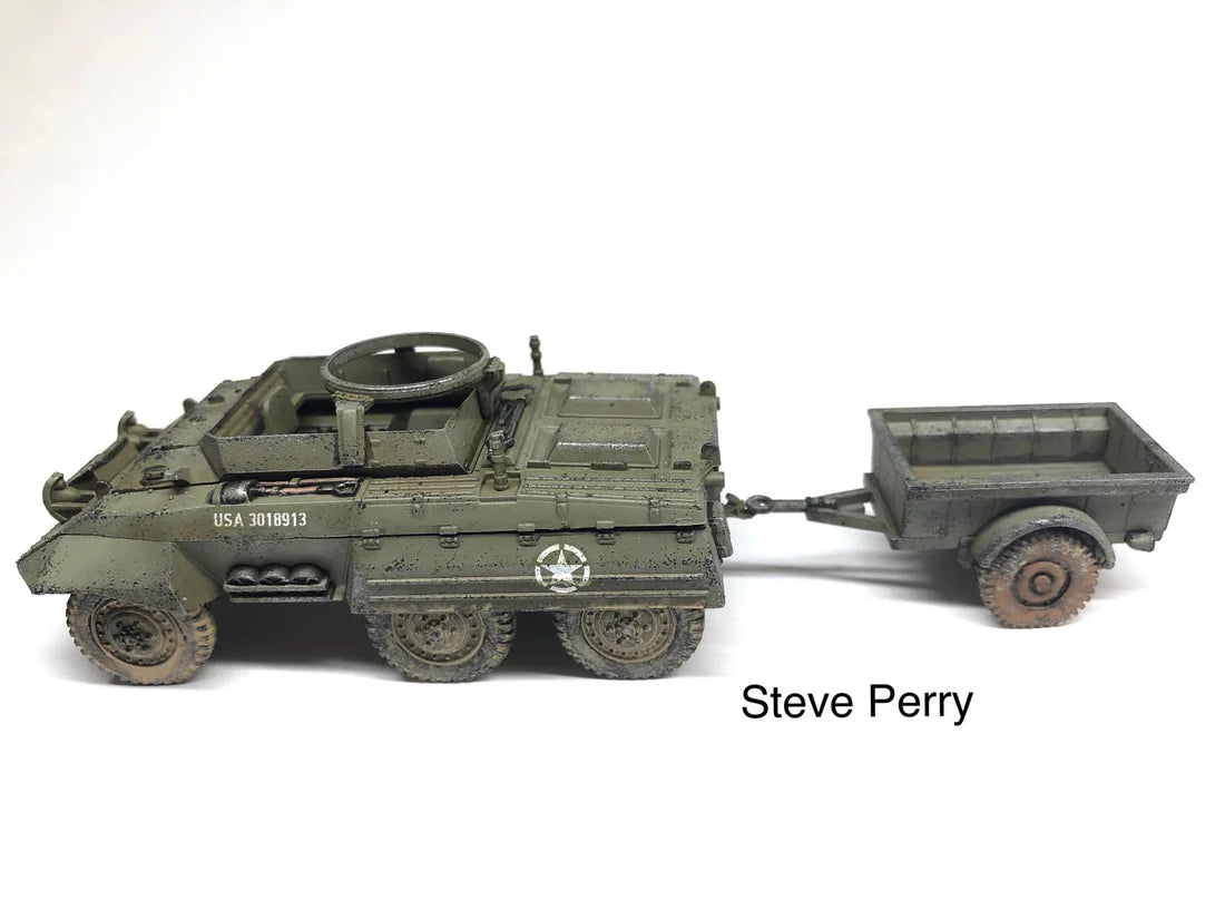 Rubicon Models 280028 M8 Greyhound – zmontowany i pomalowany model plastikowy 1/56 28mm widok z boku-tyłu: amerykański samochód pancerny w oliwkowej zieleni z białą gwiazdą i numerem USA 3018913 na kadłubie, pierŜień MG na wieży, koła terenowe 6x6, białe tło, Bolt Action