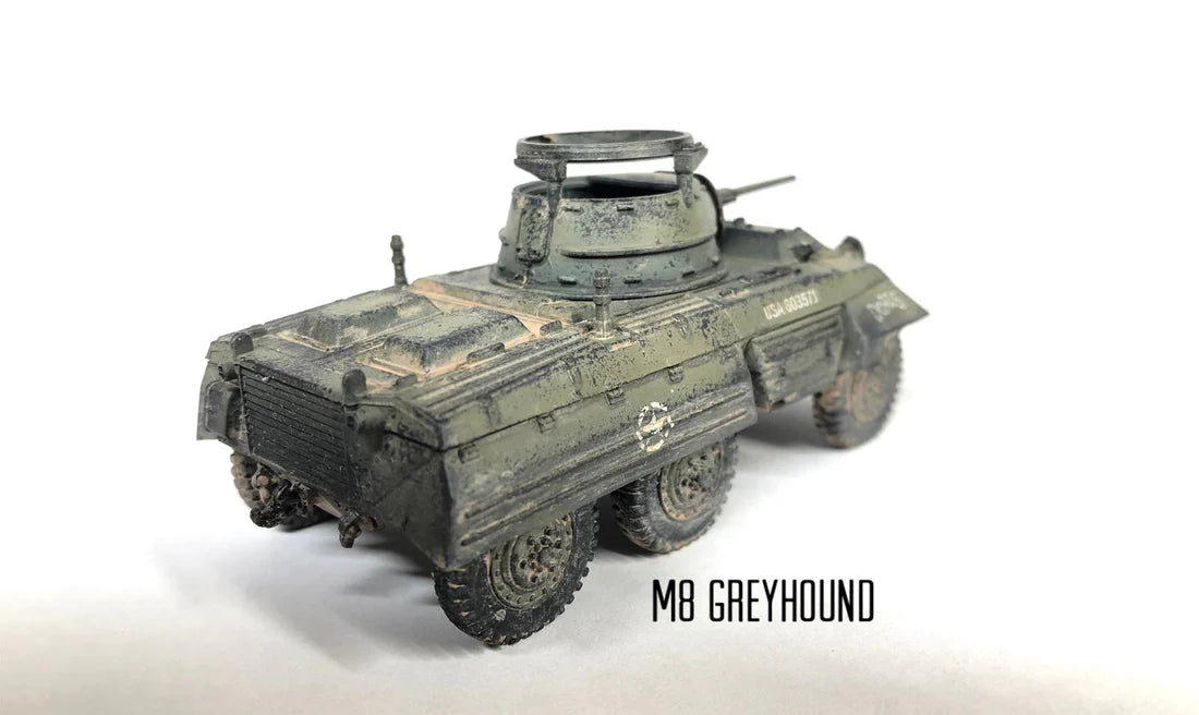 Rubicon Models 280028 M8 Greyhound – zmontowany i pomalowany model plastikowy 1/56 28mm widok z tyłu-góry: amerykański samochód pancerny w oliwkowej zieleni z białą gwiazdą i numerem USA 3018913 na kadłubie, pierŜień MG na wieży, koła terenowe 6x6, białe tło, Bolt Action
