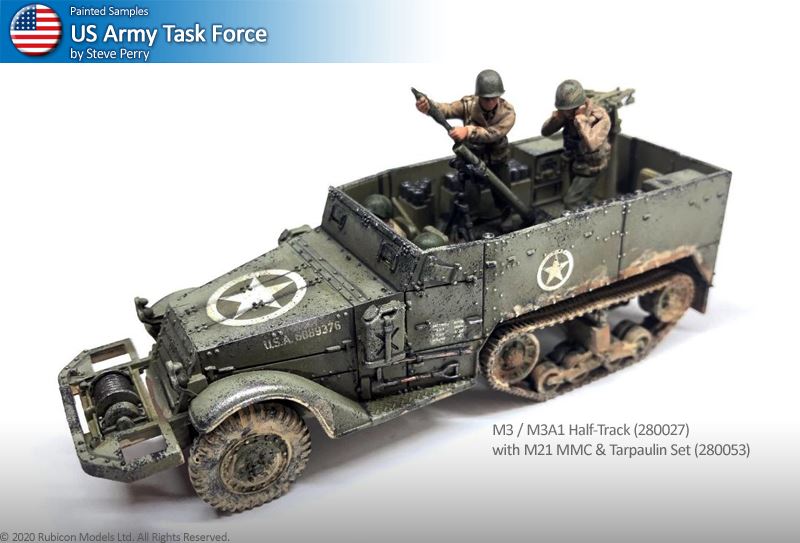 Rubicon Models 280027 M3 / M3A1 Half-Track – zmontowany i pomalowany model plastikowy 1/56 28mm widok z boku-przodu: amerykański transporter półgąsienicowy M3A1 w oliwkowej zieleni z białą gwiazdą i numerem USA C109276 na kadłubie, figurki żołnierzy US Army (oficer i strzelec MG), karabin maszynowy M2HB na pierścieniu, gąsienice stalowe, koła przednie, białe tło, Bolt Action