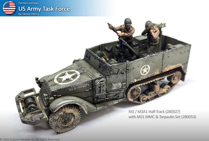 Rubicon Models 280027 M3 / M3A1 Half-Track – zmontowany i pomalowany model plastikowy 1/56 28mm widok z boku-przodu: amerykański transporter półgąsienicowy M3A1 w oliwkowej zieleni z białą gwiazdą i numerem USA C109276 na kadłubie, figurki żołnierzy US Army (oficer i strzelec MG), karabin maszynowy M2HB na pierścieniu, gąsienice stalowe, koła przednie, białe tło, Bolt Action