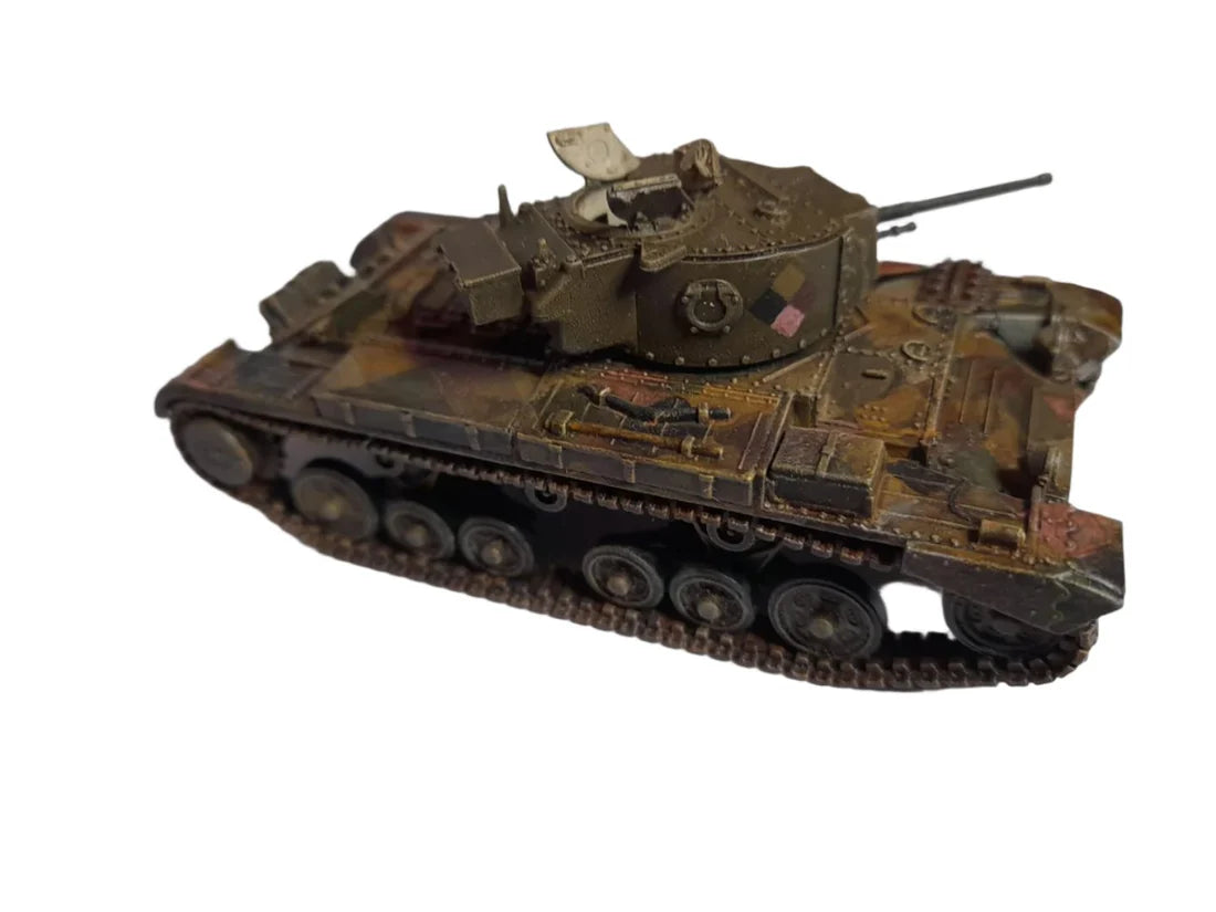 Rubicon Models 280097 Valentine Mk. II/III/IIICS/IV/V – zmontowany i pomalowany model plastikowy 1/56 28mm: czołg Valentine w kamuflażu brązowo-zielonym z efektem weatheringu, armata 40mm, właz dowódcy otwarty, gąsienice stalowe, widok z przodu-boku, białe tło, Bolt Action