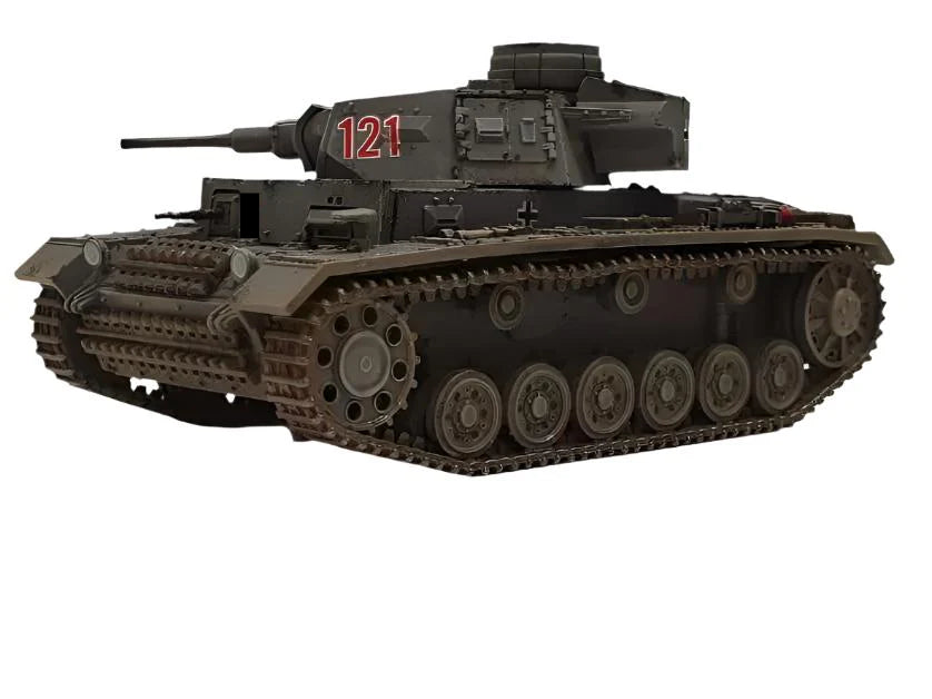 Rubicon Models 280091 Panzer III Ausf. E/F/G – zmontowany i pomalowany model plastikowy 1/56 28mm widok z boku: PzKpfw III Ausf G w ciemnoszarym kamuflażu z numerem 121 na wieży, armata 37mm KwK 35/36, gąsienice stalowe, białe tło, Bolt Action