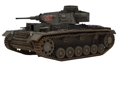 Rubicon Models 280091 Panzer III Ausf. E/F/G – zmontowany i pomalowany model plastikowy 1/56 28mm widok z boku: PzKpfw III Ausf G w ciemnoszarym kamuflażu z numerem 121 na wieży, armata 37mm KwK 35/36, gąsienice stalowe, białe tło, Bolt Action