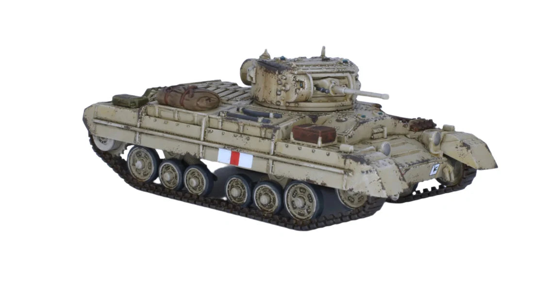 Rubicon Models 280097 Valentine Mk. II/III/IIICS/IV/V – zmontowany i pomalowany model plastikowy 1/56 28mm: czołg Valentine w kamuflażu pustynnym piaskowym z czerwono-białym znakiem na kadłubie, armata 40mm, błotniki, gąsienice stalowe, widok z tyłu-boku, białe tło, Bolt Action