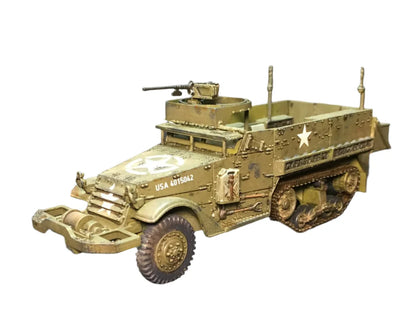 Rubicon Models 280027 M3 / M3A1 Half-Track – zmontowany i pomalowany model plastikowy 1/56 28mm widok z boku-przodu: amerykański transporter półgąsienicowy M3A1 w oliwkowej zieleni z białą gwiazdą i numerem USA 4068914 na kadłubie, karabin maszynowy M2HB na pierścieniu, tylne stojaki bagażowe, gąsienice stalowe, koła przednie, białe tło, Bolt Action