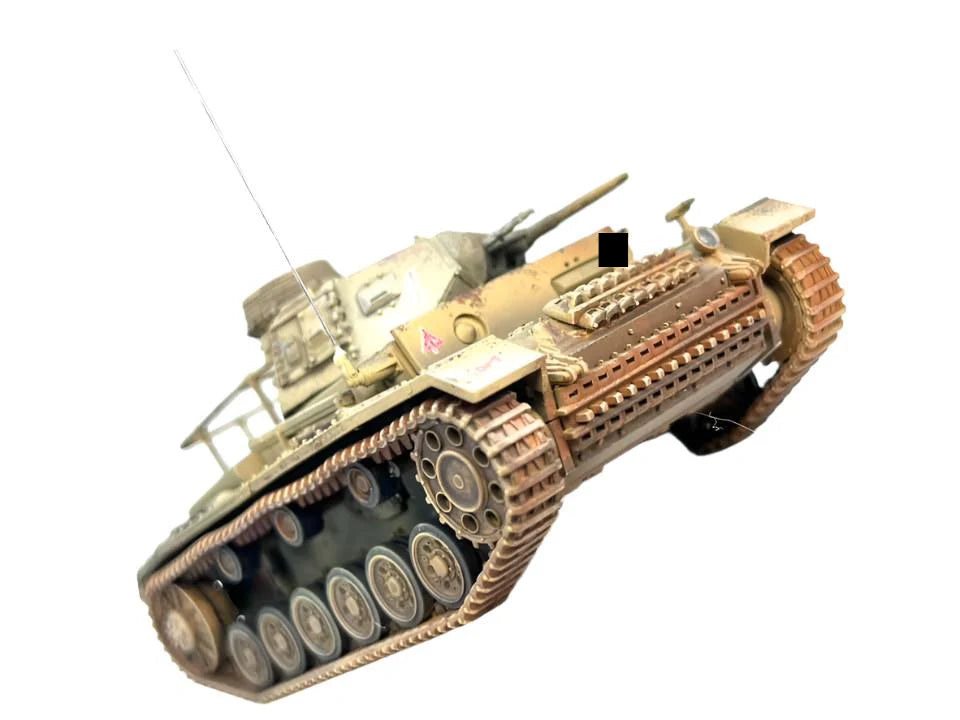 Rubicon Models 280091 Panzer III Ausf. E/F/G – zmontowany i pomalowany model plastikowy 1/56 28mm widok z góry-tyłu: PzKpfw III Ausf G w pustynnym kamuflażu piaskowym z czerwonym trójkątem na kadłubie, armata 37mm KwK 35/36, anteny radiowe, tylna część kadłuba z kratami wylotu powietrza, gąsienice stalowe, białe tło, Bolt Action