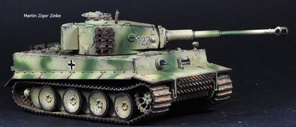 Rubicon Models 280016 Tygrys I Ausf. E – zmontowany i pomalowany model plastikowy 1/56 28mm widok z boku-przodu: czołg ciężki Tygrys I w oliwkowym kamuflażu z numerem 122 i krzyżem żelaznym na wieży, armata KwK 36 L/56 kal. 88mm, gąsienice stalowe z weatheringiem, czarne tło, Bolt Action, Martin Zigor Zinke