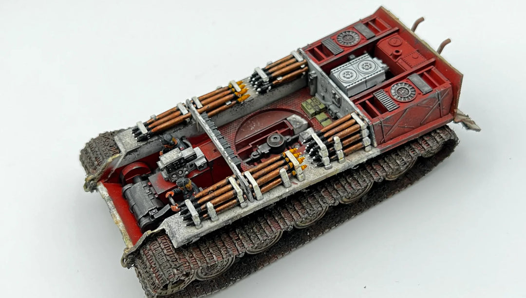 Rubicon Models 280100 Tiger II Königstiger z Zimmeritem – model plastikowy 1/56 28mm widok z góry bez wieży: pełne wnętrze kadłuba pomalowane na czerwono-szaro, składowanie amunicji (pociski 88mm), skrzynia biegów, radio, gąsienice stalowe z pełnymi ogniwami, Bolt Action