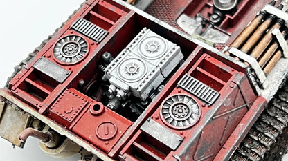 Rubicon Models 280100 Tiger II Königstiger z Zimmeritem – zbliżenie wnętrza przedziału silnikowego 1/56 28mm: silnik V12 Maybach HL 230 P30 pomalowany na czerwono z szarymi detalami, chłodnice, filtry powietrza, rury wydechowe (miedź), gąsienice stalowe, Bolt Action