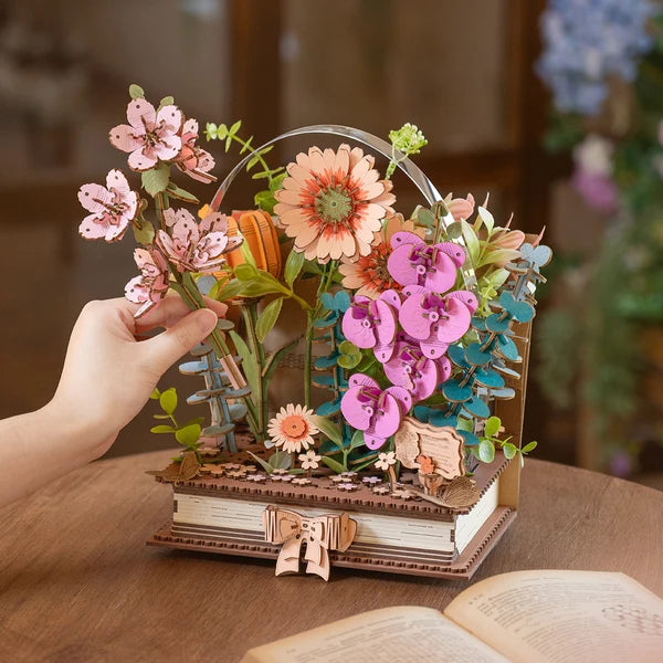 Książka w Kwiatach Wooden Blooming Book Rowood TW04H – zbliżenie na różowe orchidee i tulipany w bukiecie z eukaliptusem