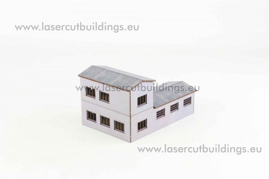 Budynek warsztatowy LBHP0012 – widok izometryczny z tyłu na 2-piętrowy budynek z halą garażową i dachem dwuspadowym, prepainted szary tynk, 28mm Laser Cut Buildings
