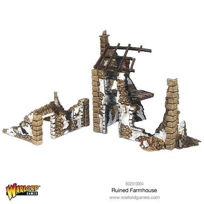 Ruined Farmhouse 802010004 - pomalowany modularny zrujnowany dom wiejski 28mm - widok z boku: dwupiętrowa ruina z kamiennymi ścianami, drewnianymi belkami dachu, komin, zniszczone ściany, niskie murki, wolnostojące kolumny kamienne - plastikowy teren Bolt Action - www.warlordgames.com - Warlord Games