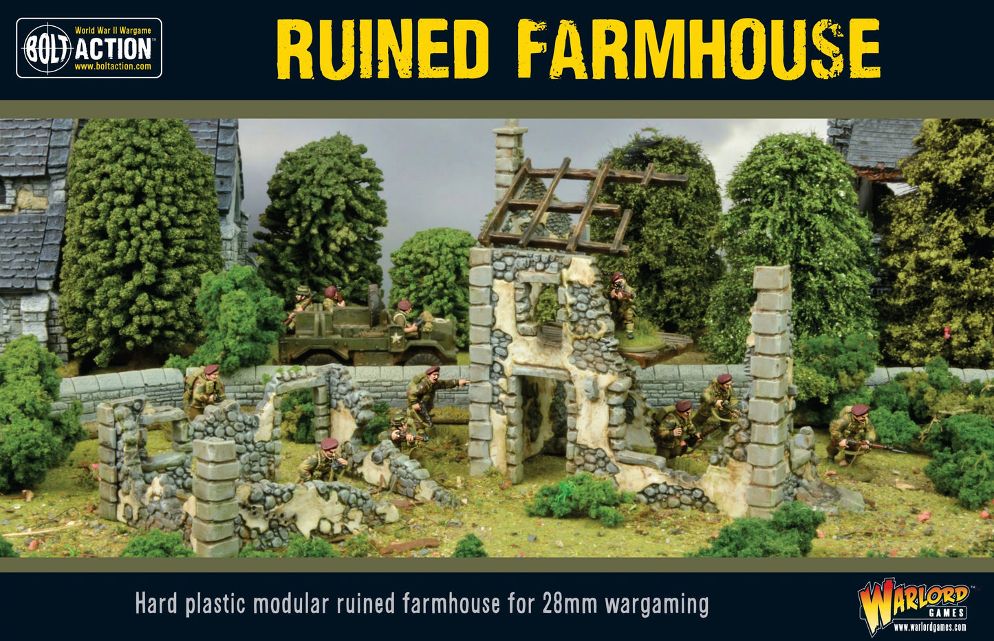 Ruined Farmhouse - przód opakowania Bolt Action: pomalowany modularny zrujnowany dom wiejski 28mm z żołnierzami w osłonie - kamienne ruiny dwupiętrowe z drewnianymi belkami, zniszczone ściany, brakujący dach, zielona roślinność - hard plastic modular ruined farmhouse for 28mm wargaming - Warlord Games