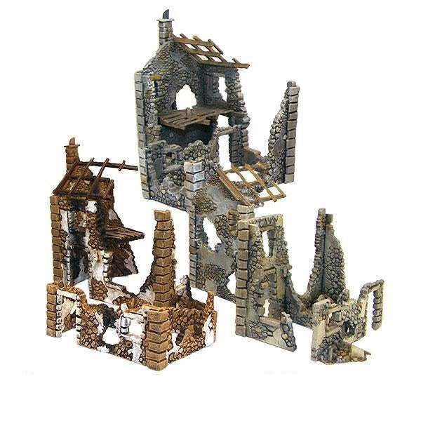 Ruined Hamlet - 3 pomalowane modułowe zrujnowane domy wiejskie 28mm: dwupiętrowa ruina z kominem po lewej, jednopiętrowa ruina z drewnianymi belkami w środku, niska ruina z wolnostojącymi kolumnami po prawej - kamienne ściany, zniszczenia, gruz - plastikowy teren Bolt Action - Warlord Games