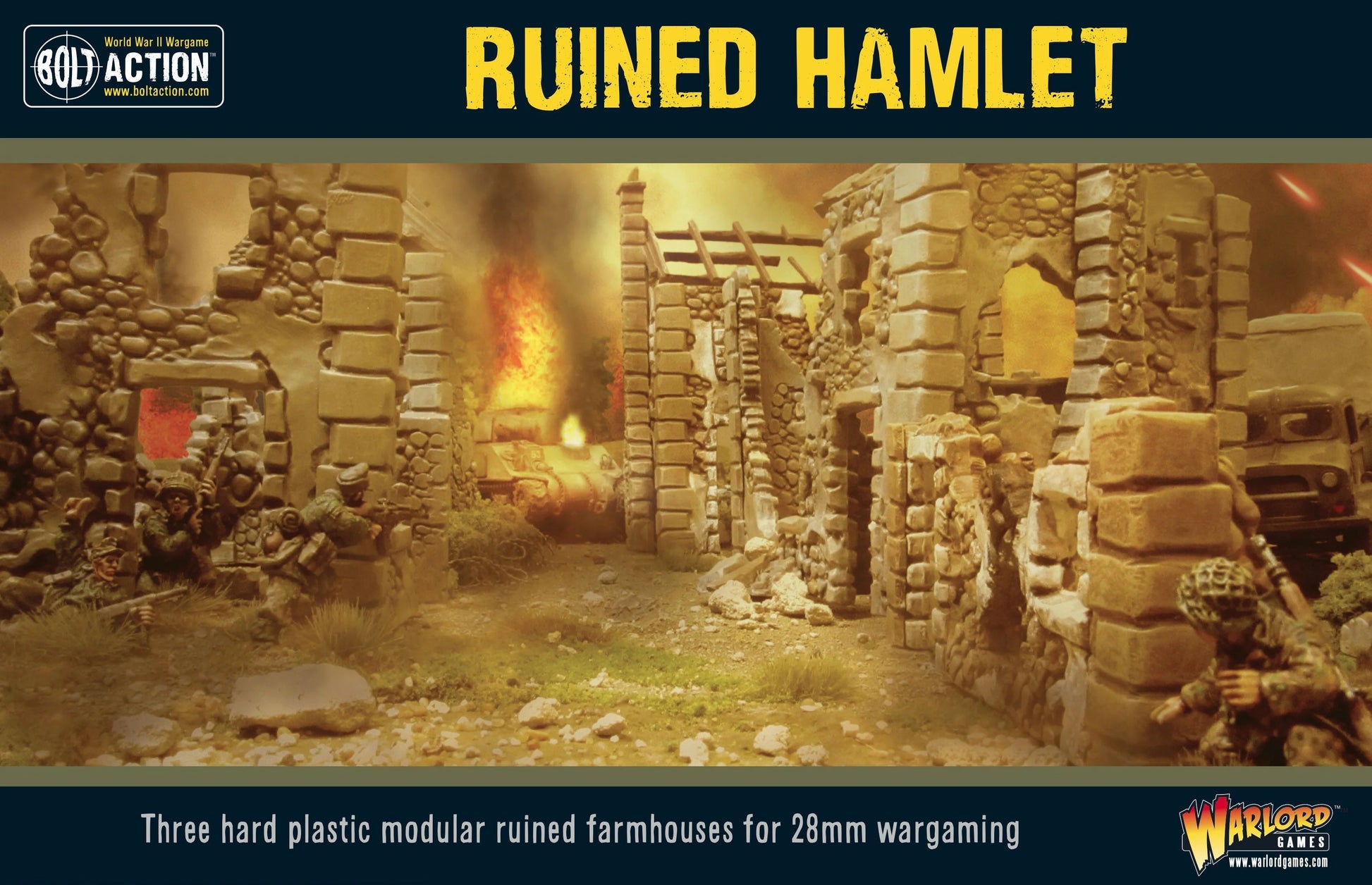 Ruined Hamlet - przód opakowania Bolt Action: pomalowana zrujnowana wioska 28mm z żołnierzami w walce, eksplozja ognia w tle - 3 kamienne ruiny z drewnianymi belkami, zniszczone ściany, wolnostojące kolumny, gruz - three hard plastic modular ruined farmhouses for 28mm wargaming - www.warlordgames.com - Warlord Games