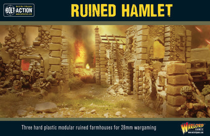 Ruined Hamlet - przód opakowania Bolt Action: pomalowana zrujnowana wioska 28mm z żołnierzami w walce, eksplozja ognia w tle - 3 kamienne ruiny z drewnianymi belkami, zniszczone ściany, wolnostojące kolumny, gruz - three hard plastic modular ruined farmhouses for 28mm wargaming - www.warlordgames.com - Warlord Games