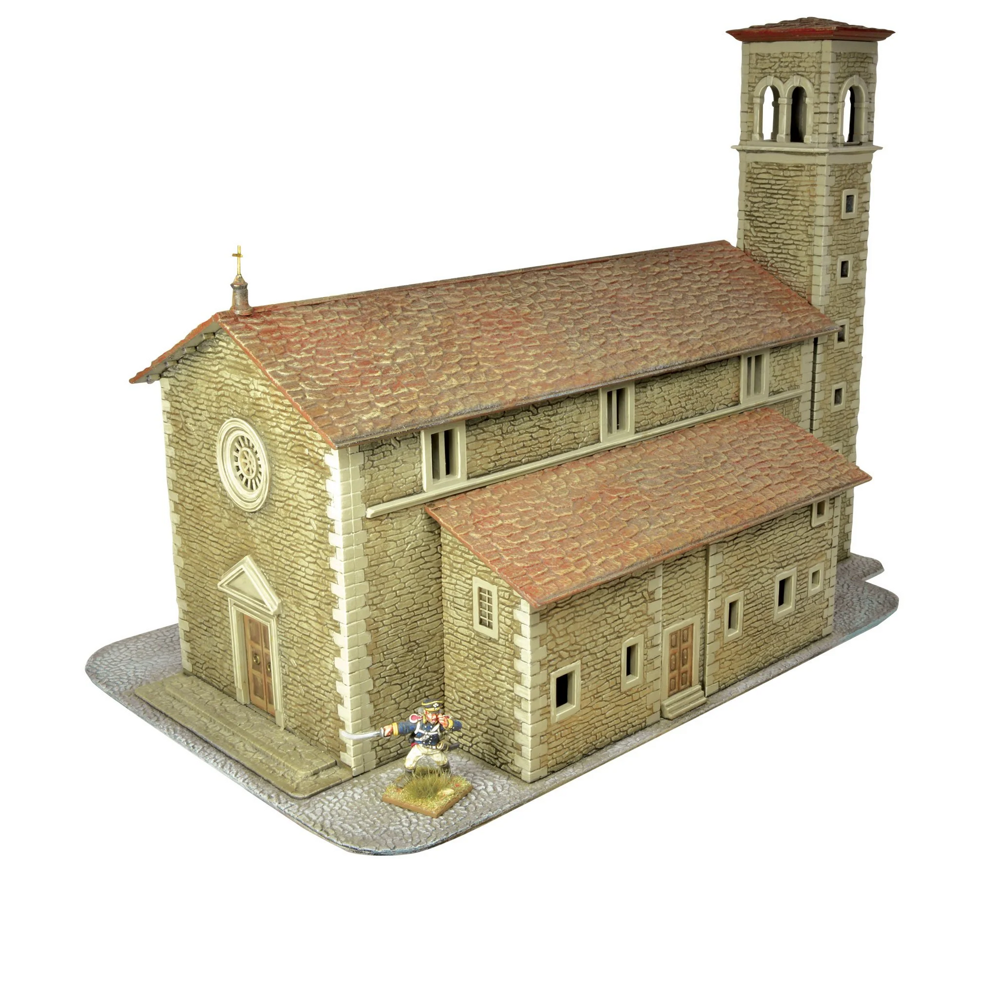 Church Italeri 802010006 - pomalowany plastikowy kościół 28mm 31x19x23cm - widok z przodu: beżowe kamienne ściany, brązowy dach z dachówek, wysoka dzwonnica z czerwonym dachem po prawej, okrągłe okno rozeta nad głównym wejściem, trójkątny portal, złoty krzyż na dachu, żołnierze przy wejściu dla skali - plastikowy teren Bolt Action - Warlord Games Italeri