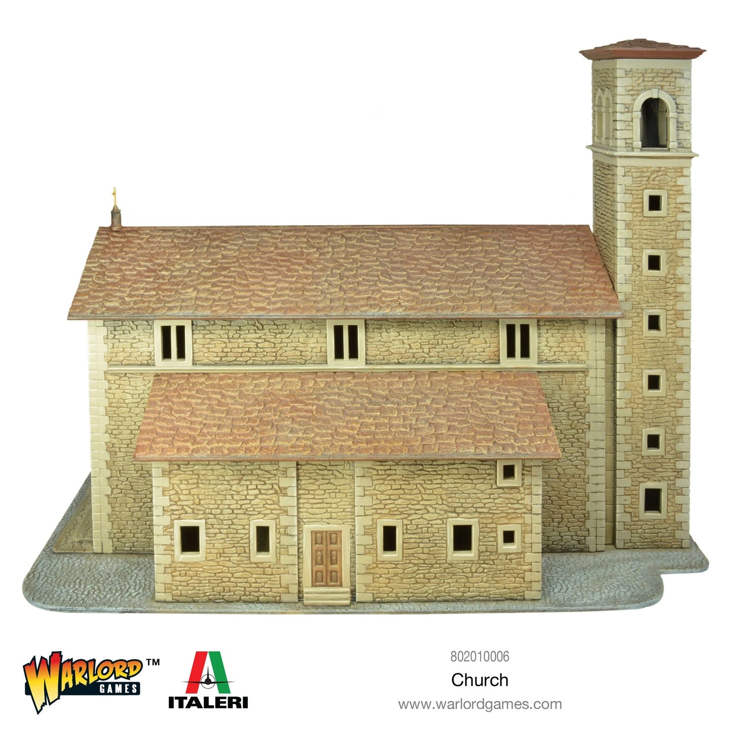 Church Italeri 802010006 - pomalowany plastikowy kościół 28mm 31x19x23cm - widok z tyłu z logo Warlord Games i Italeri: beżowe kamienne ściany, brązowy dach z dachówek, wysoka dzwonnica z czerwonym dachem po prawej, trzy okna na górze, drewniane drzwi i okna na parterze, kamienne podstawy - www.warlordgames.com - Warlord Games Italeri