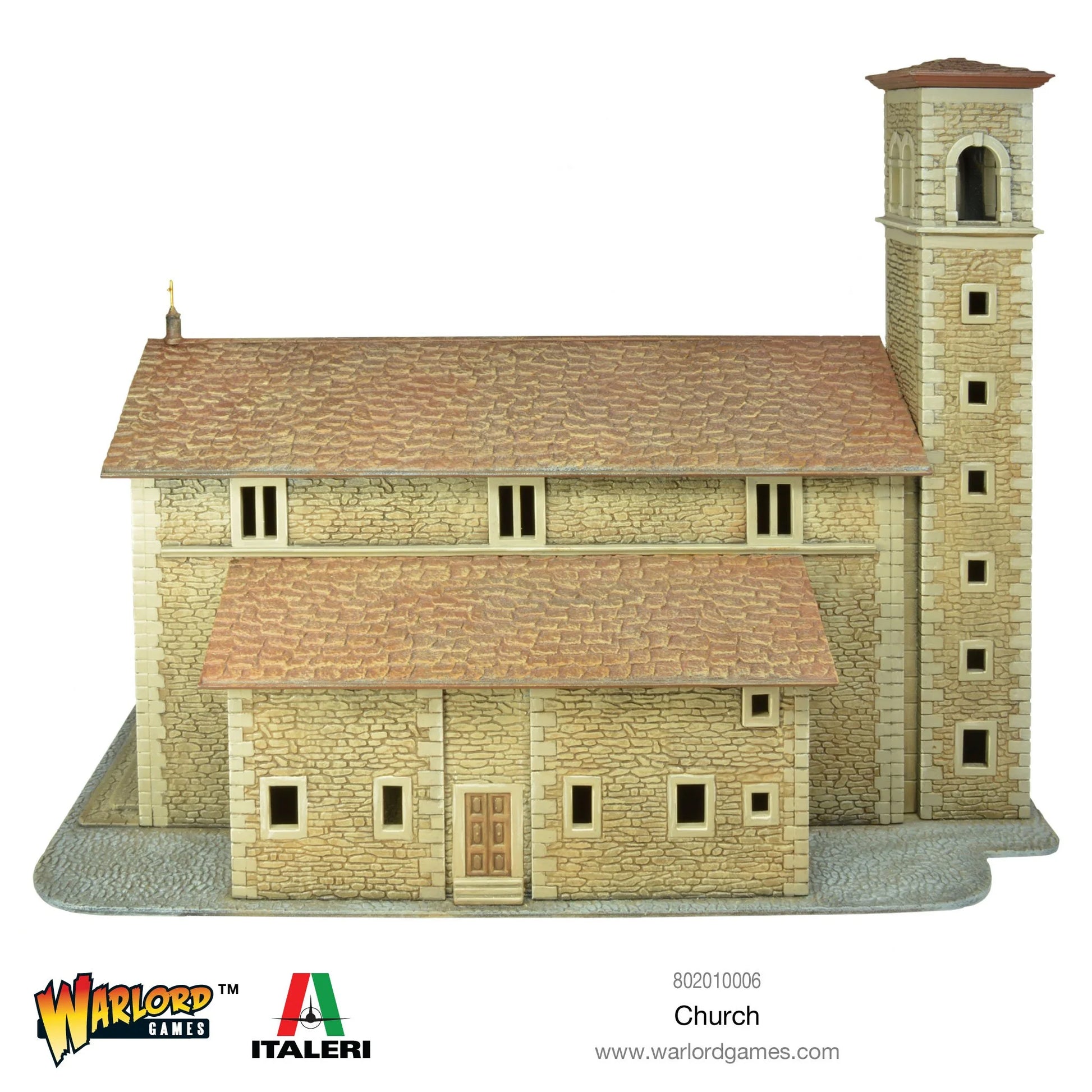 Church Italeri 802010006 - pomalowany plastikowy kościół 28mm 31x19x23cm - widok z tyłu z logo Warlord Games i Italeri: beżowe kamienne ściany, brązowy dach z dachówek, wysoka dzwonnica z czerwonym dachem po prawej, trzy okna na górze, drewniane drzwi i okna na parterze, kamienne podstawy - www.warlordgames.com - Warlord Games Italeri