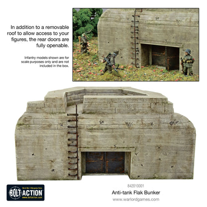 Flak Bunker 842010001 - pomalowany plastikowy bunker R677 28mm widok z tyłu z logo Bolt Action: beżowy betonowy bunker z poziomymi deskami szalunkowymi, w pełni otwierane podwójne metalowe drzwi tylne, metalowa drabina po lewej stronie, zdejmowany dach, ślady pocisków - zdjęcie w ramce: żołnierze niemieccy atakujący bunker - Anti-tank Flak Bunker - www.boltaction.com - Warlord Games