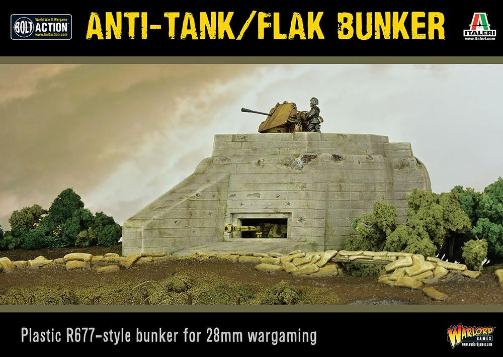 Flak Bunker 842010001 - przód opakowania Anti-Tank/Flak Bunker - logo Bolt Action Italeri Warlord Games: pomalowany bunker R677 28mm na dioramie z workami z piaskiem, działem flak 7.5cm na dachu z obsługą, drzewa i krzaki po bokach, dramatyczne niebo w tle - Plastic R677-style bunker for 28mm wargaming - logo Warlord Games - www.warlordgames.com