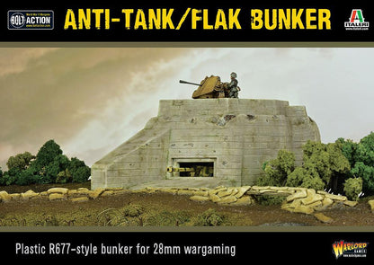 Flak Bunker 842010001 - przód opakowania Anti-Tank/Flak Bunker - logo Bolt Action Italeri Warlord Games: pomalowany bunker R677 28mm na dioramie z workami z piaskiem, działem flak 7.5cm na dachu z obsługą, drzewa i krzaki po bokach, dramatyczne niebo w tle - Plastic R677-style bunker for 28mm wargaming - logo Warlord Games - www.warlordgames.com