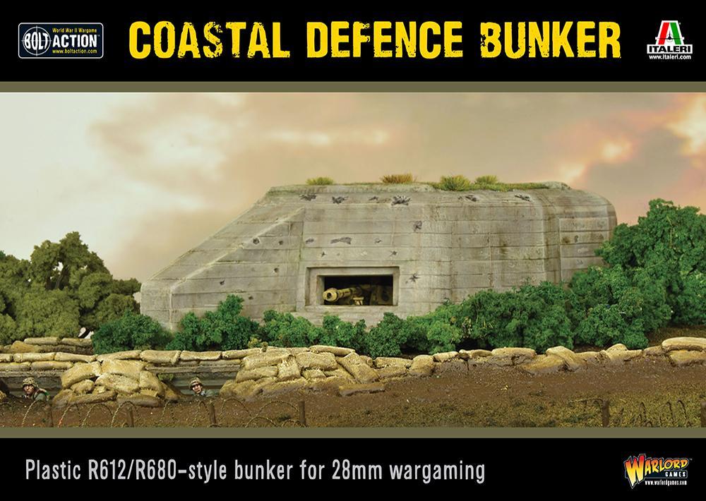 Coastal Defence Bunker 842010002 - przód opakowania Coastal Defence Bunker - logo Bolt Action Italeri Warlord Games: pomalowany bunker R612/R680 28mm na dioramie z workami z piaskiem, działem w oknie strzelniczym, gęste zielone krzewy po bokach, dramatyczne niebo w tle, żołnierze w okopach na pierwszym planie - Plastic R612/R680-style bunker for 28mm wargaming - logo Warlord Games - www.warlordgames.com