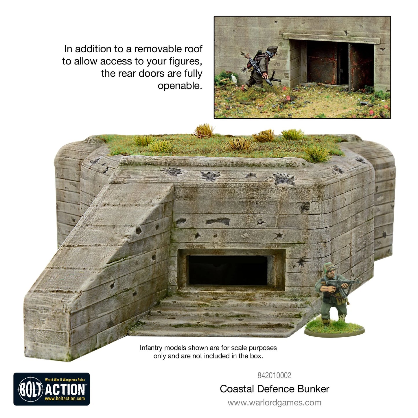 Coastal Defence Bunker 842010002 - pomalowany plastikowy bunker R612/R680 28mm z logo Bolt Action: beżowy betonowy bunker z charakterystyczną ścianą boczną, zdejmowany dach z zieloną trawą, ślady pocisków, żołnierz niemiecki dla skali - zdjęcie w ramce: bunker z tyłu z w pełni otwartymi podwójnymi drzwiami, żołnierz atakujący - Infantry models shown for scale purposes only - 842010002 Coastal Defence Bunker - www.warlordgames.com