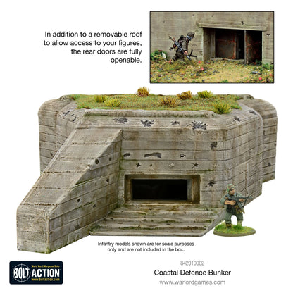 Coastal Defence Bunker 842010002 - pomalowany plastikowy bunker R612/R680 28mm z logo Bolt Action: beżowy betonowy bunker z charakterystyczną ścianą boczną, zdejmowany dach z zieloną trawą, ślady pocisków, żołnierz niemiecki dla skali - zdjęcie w ramce: bunker z tyłu z w pełni otwartymi podwójnymi drzwiami, żołnierz atakujący - Infantry models shown for scale purposes only - 842010002 Coastal Defence Bunker - www.warlordgames.com