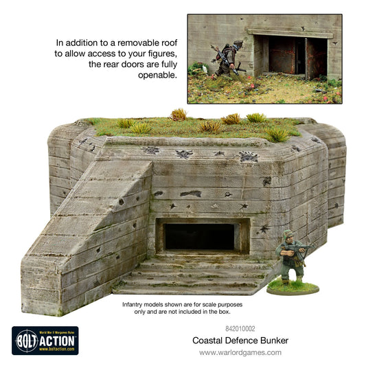 Coastal Defence Bunker 842010002 - pomalowany plastikowy bunker R612/R680 28mm z logo Bolt Action: beżowy betonowy bunker z charakterystyczną ścianą boczną, zdejmowany dach z zieloną trawą, ślady pocisków, żołnierz niemiecki dla skali - zdjęcie w ramce: bunker z tyłu z w pełni otwartymi podwójnymi drzwiami, żołnierz atakujący - Infantry models shown for scale purposes only - 842010002 Coastal Defence Bunker - www.warlordgames.com