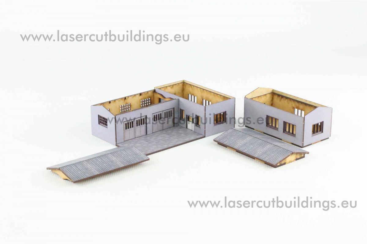 Budynek warsztatowy LBHP0012 – widok rozłożonych elementów: hala garażowa bez dachu, piętro biurowe i 2 dachy osobno, 28mm Laser Cut Buildings
