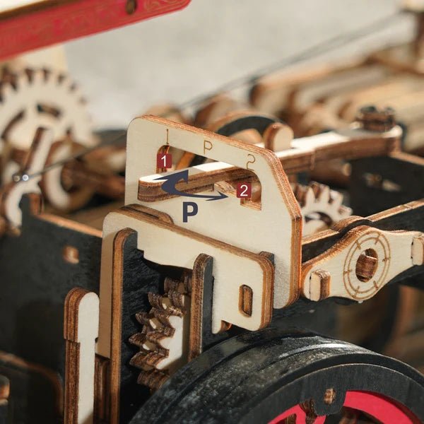 Parowy Traktor ROKR LKA01 – zbliżenie na silnik elektryczny ukryty w podwoziu z widocznymi zębatkami i pasem napędowym