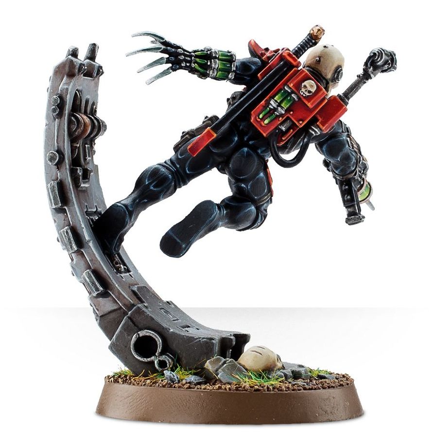 Eversor Assassin – figurka Warhammer 40,000, widok z boku prawego

